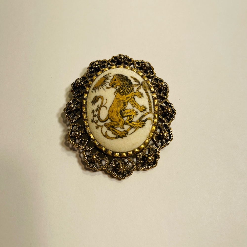 VINTAGE GOLDEN DETAILED SUGARED ZODIAC LEO PENDANT PIN BROOCHE